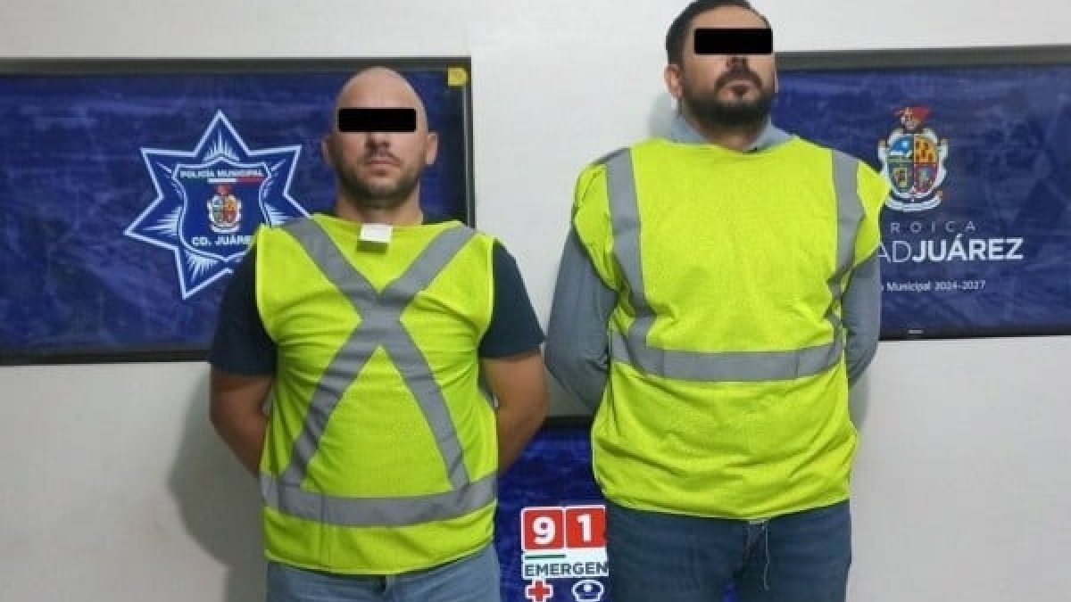 Detienen en Juárez a dos hombres con 340 mil dólares, arma y Audi blindado
