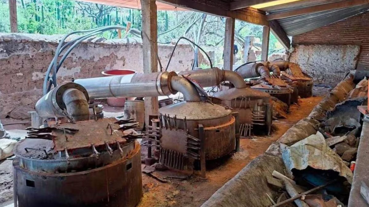 Aseguran rumbo a Juárez más de 20 mil litros de precursores para metanfetamina