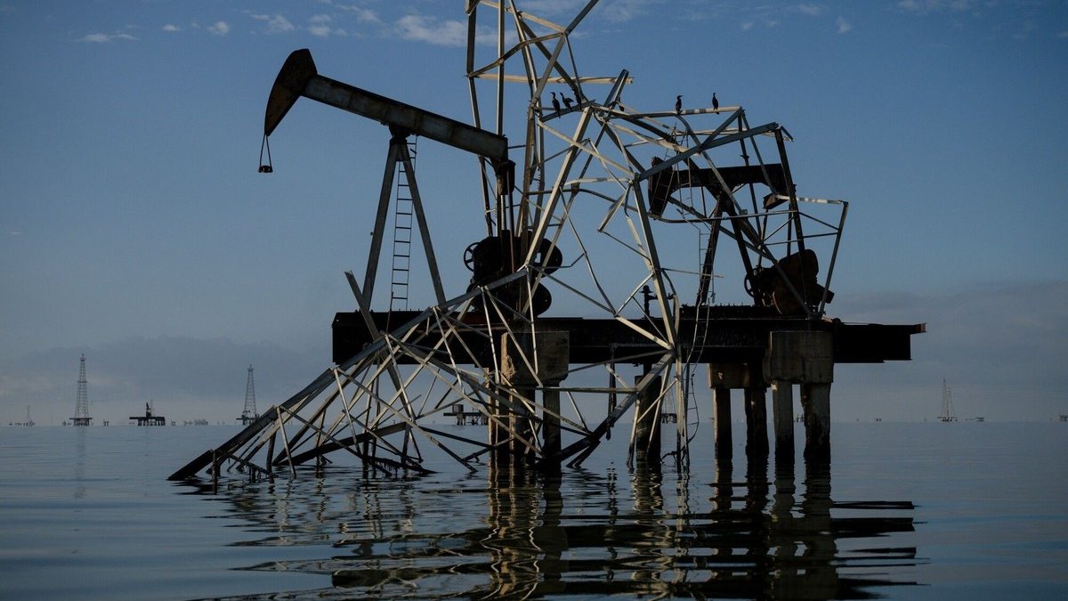 Petróleo supera los 100 dólares por escalada entre Estados Unidos e Irán