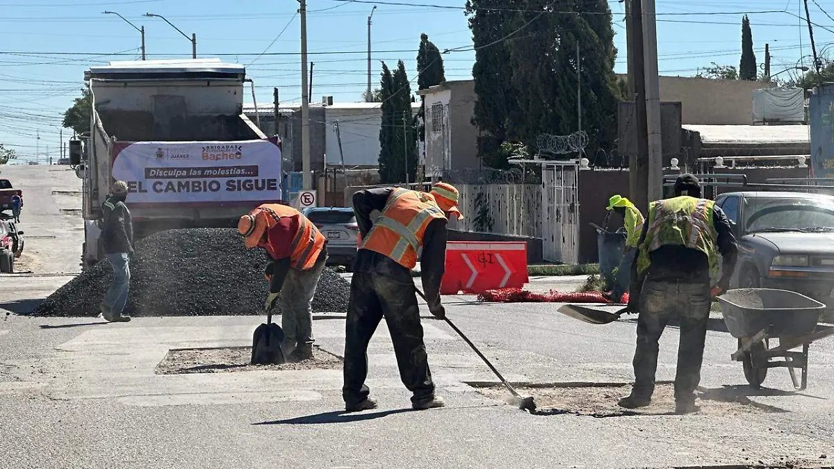 Municipio mantiene bacheo en Eje Vial y otras 12 vialidades de Juárez durante esta semana