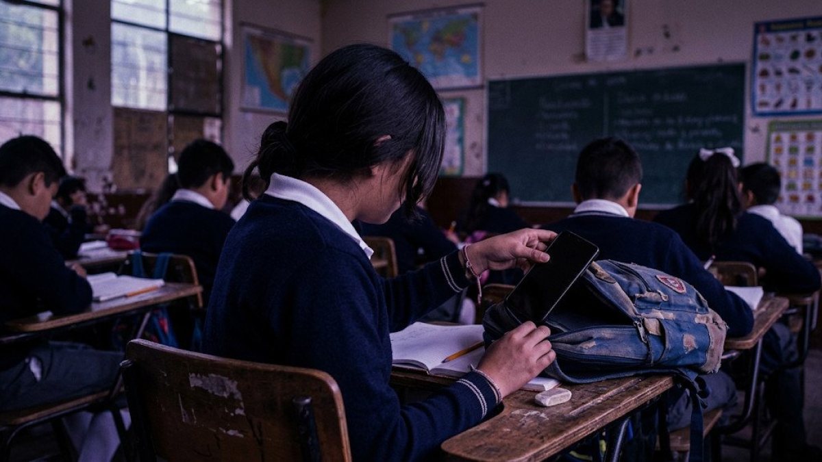 México restringirá celulares y tabletas en primarias y secundarias a partir del 3 de noviembre