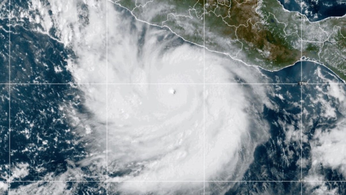 Huracán Polo mantiene en alerta al Pacífico mexicano por lluvias, viento y oleaje