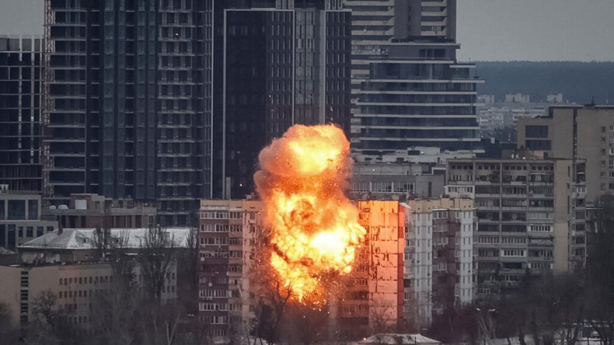 Ataques rusos hieren a civiles en Kyiv; Ucrania responde con drones en Saratov