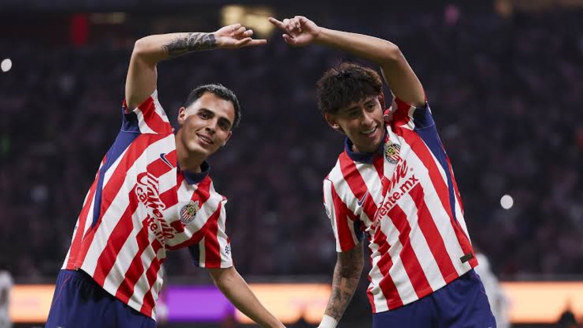 Chivas golea 3-0 a Pumas y toma el liderato de la Liga MX