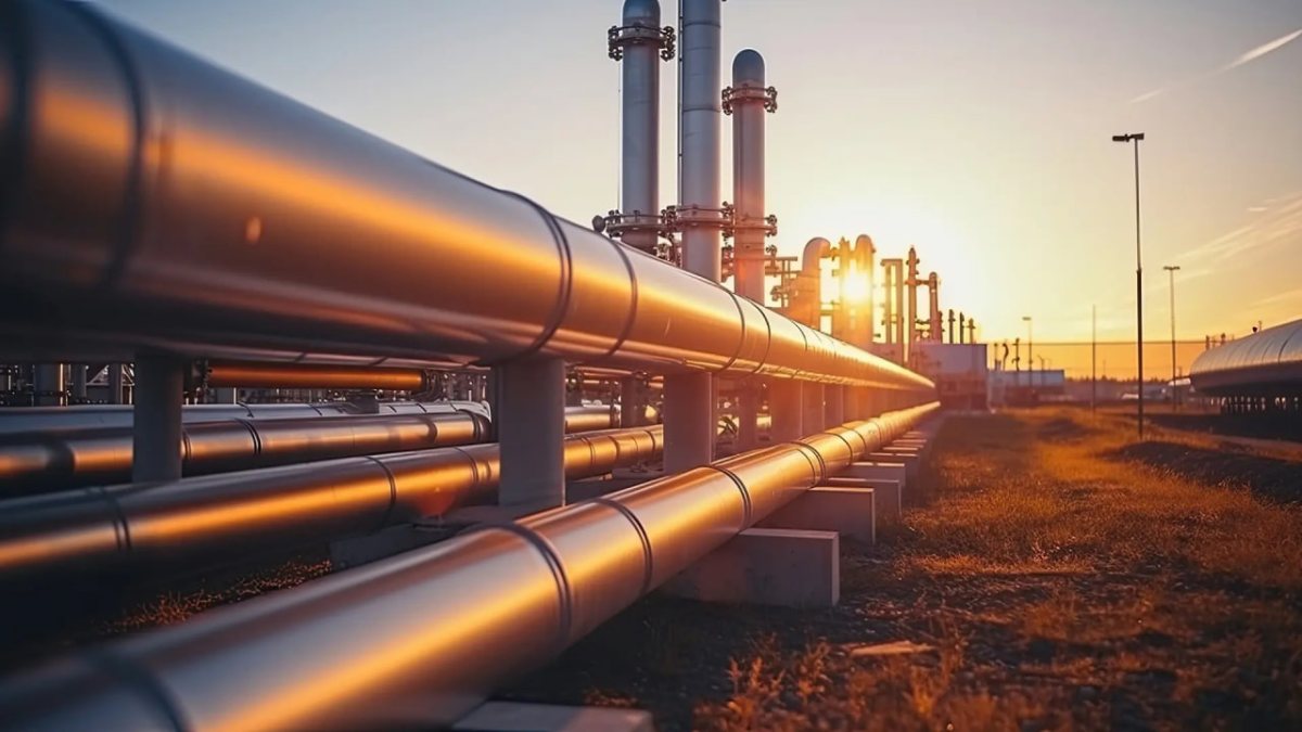 Petróleo sube por ataques y cierre de oleoducto saudí; crece preocupación por suministro mundial