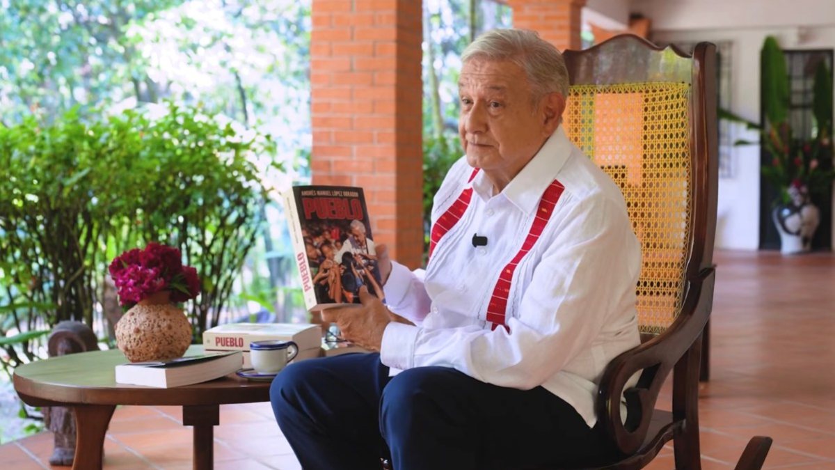 López Obrador reaparece para presentar su libro 'Pueblo' y niega influir en el gobierno actual
