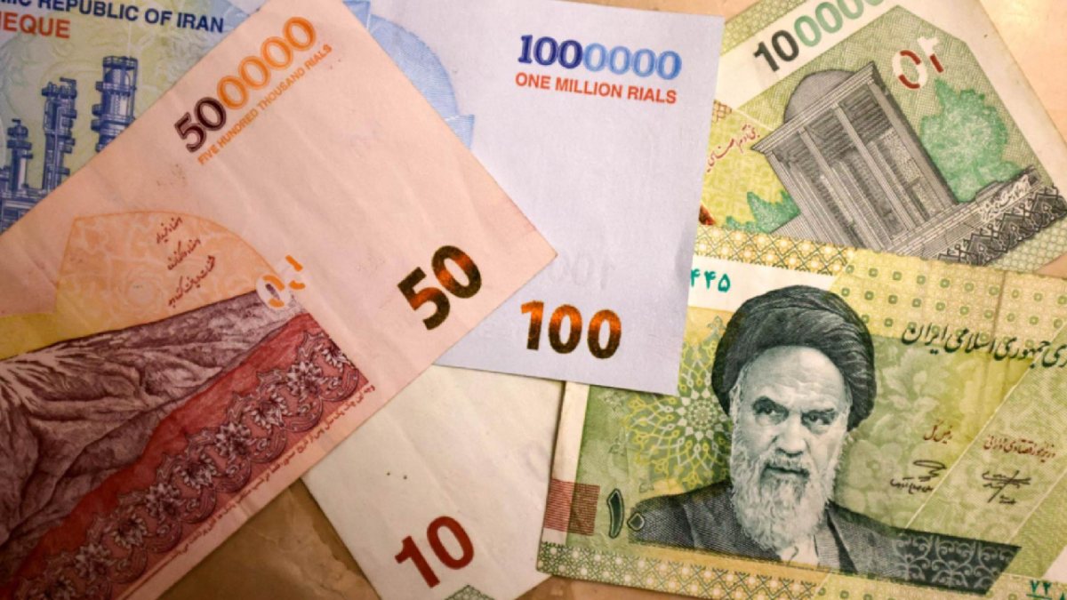 Rial iraní cae a nuevo mínimo y banco central vende dólares para intentar estabilizarlo