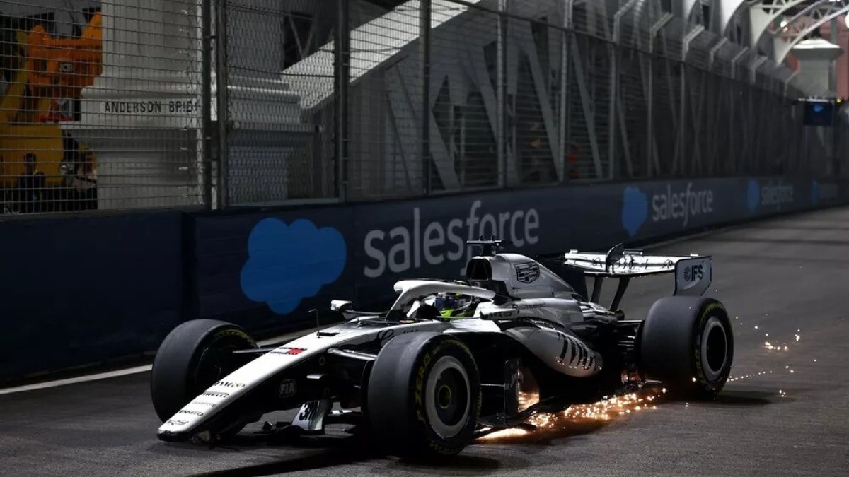 Checo Pérez golpea el muro en Singapur y partirá desde la parte trasera en la carrera sprint