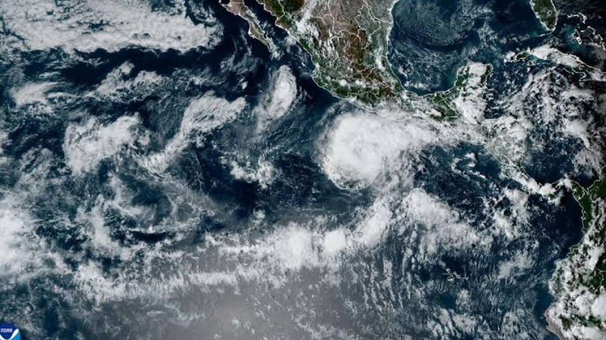 Huracán Trudy se fortalece y mantiene alerta por lluvias en el Pacífico