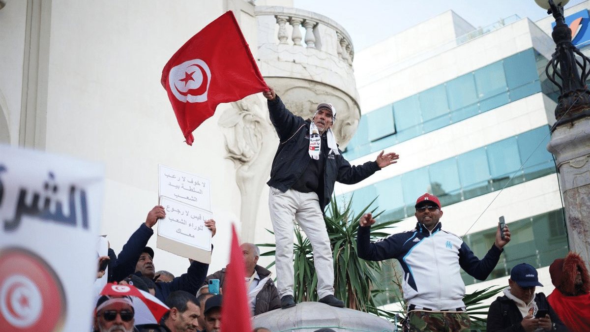 Miles marchan en Túnez contra el presidente Kais Saied