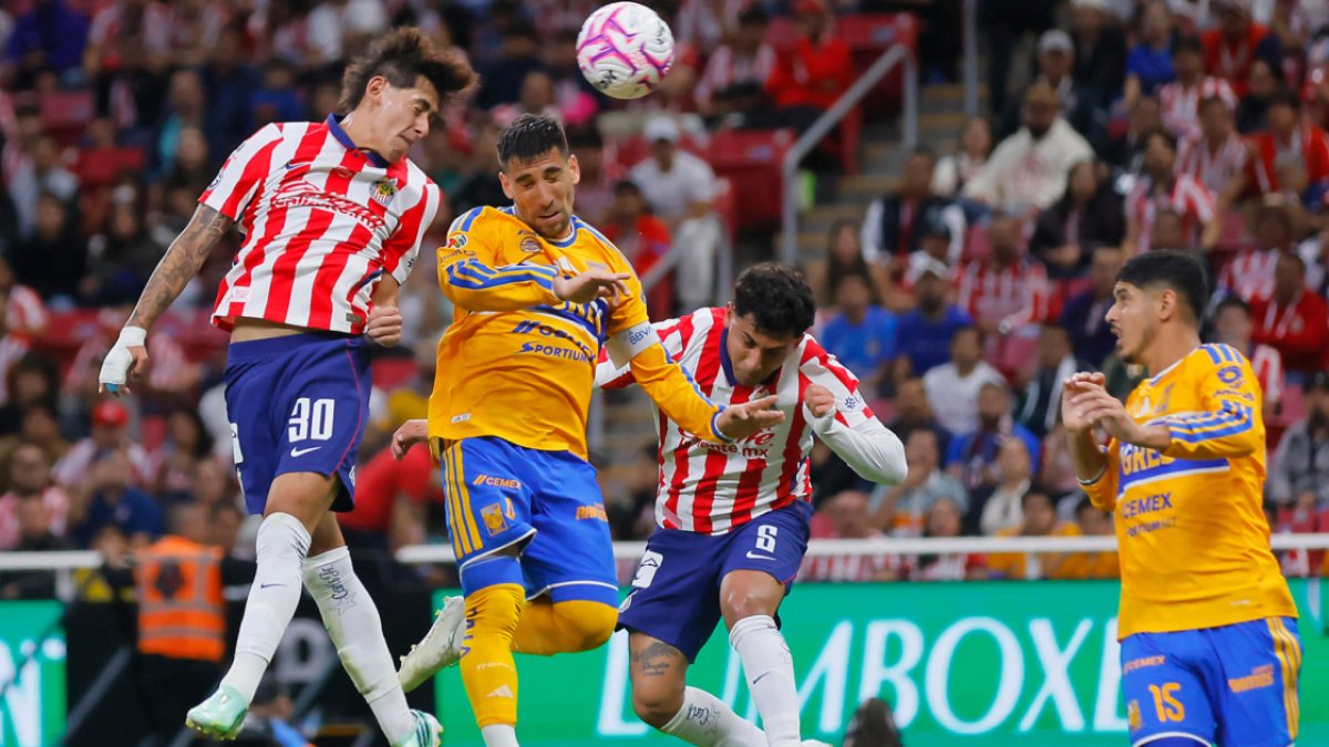 Chivas rescata empate 1-1 ante Tigres con gol de Jordan Carrillo